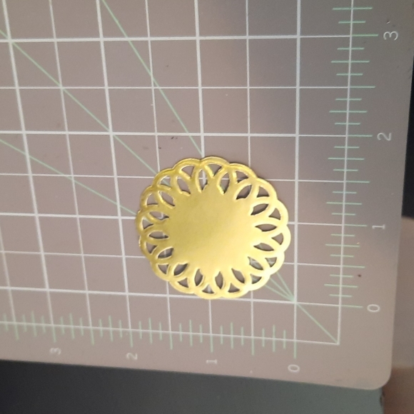 Gold foil Paper Doilies for crafting - Picture 3 of 4